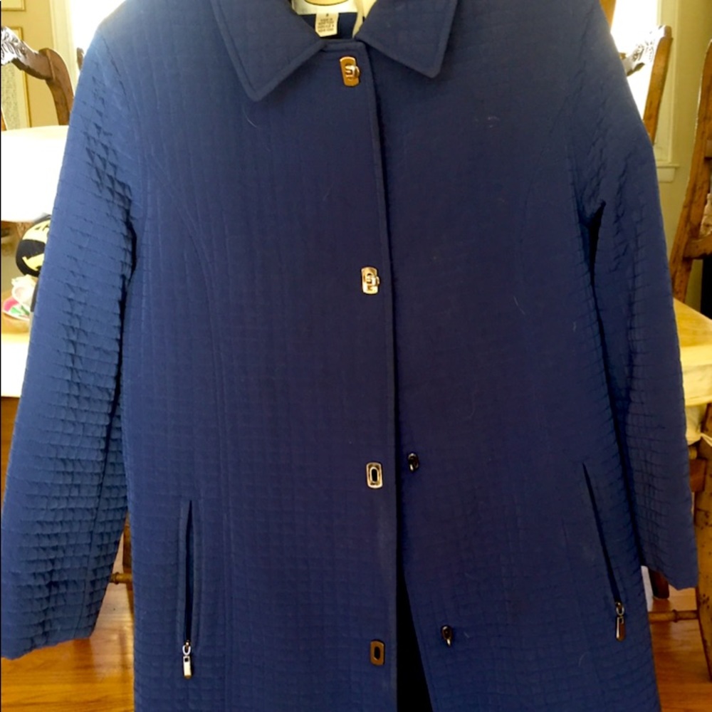 Talbots classic quilted light jacket. Greatlength and fit. Clasp closures.